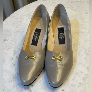Vintage Selby Classic pearl colored leather pump with gold accent size 8